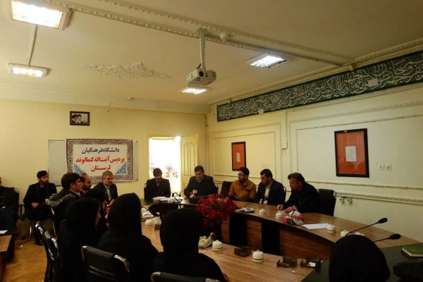 برگزاری جلسه نقد کتاب پنبه، آب و هوا و شتر در ایران دوره اسلامی در پردیس آیت اله کمالوند  